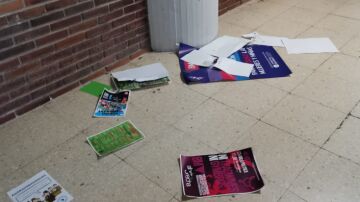 Imagen de los carteles arrancados.