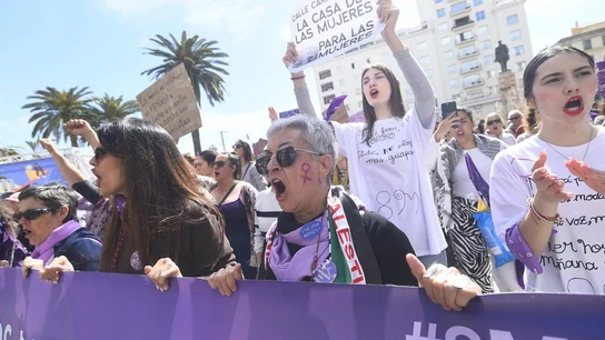 Miles de andaluces se manifiestan este domingo en 8M marcado por la defensa del feminismo y el rechazo a la guerra Miles de andaluces se manifiestan este domingo en 8M marcado por la defensa del feminismo y el rechazo a la guerra