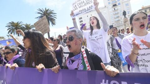 Miles de andaluces se manifiestan este domingo en 8M marcado por la defensa del feminismo y el rechazo a la guerra