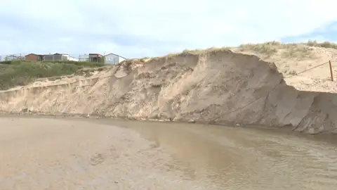 Talud en Loredo tras el temporal Talud en Loredo tras el temporal