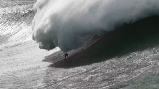 Alberto Truncer surfeando en Nazaré Alberto Truncer surfeando en Nazaré