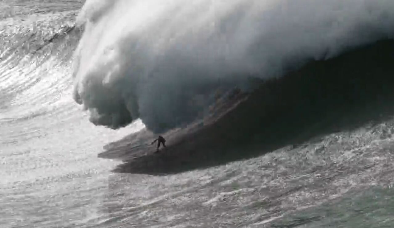 Alberto Truncer surfeando en Nazar&eacute;