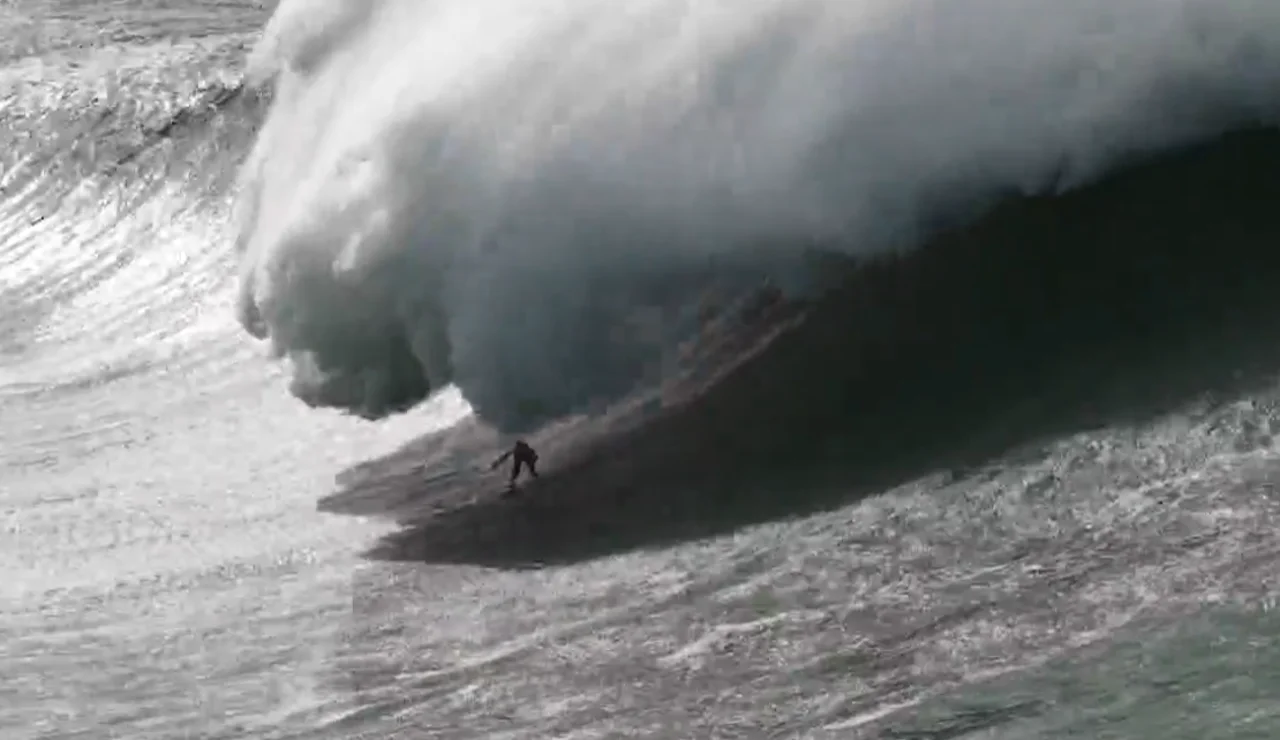 Alberto Truncer surfeando en Nazaré
