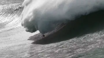 Alberto Truncer surfeando en Nazaré Alberto Truncer surfeando en Nazaré