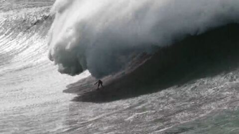 Alberto Truncer surfeando en Nazar&eacute;