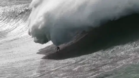 Alberto Truncer surfeando en Nazaré Alberto Truncer surfeando en Nazaré