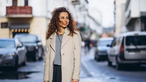 Mujer vistiendo un blazer Mujer vistiendo un blazer