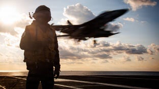 March 4, 2026, Uss Gerald R Ford, International Waters: A U.S. Navy sailor watches as a F/A-18F Super Hornet aircraft, attached to the Blacklions of Strike Fighter Squadron 213, comes in for an arrested landing on the flight deck of the Ford-class aircraft carrier USS Gerald R. Ford operating in support of Operation Epic Fury, March 2, 2025, in the Eastern Mediterranean Sea. Operation Epic Fury is the joint U.S-Israel attack on Iran. Europa Press/Contacto/Us Navy/U.S Navy 04/03/2026 ONLY FO...