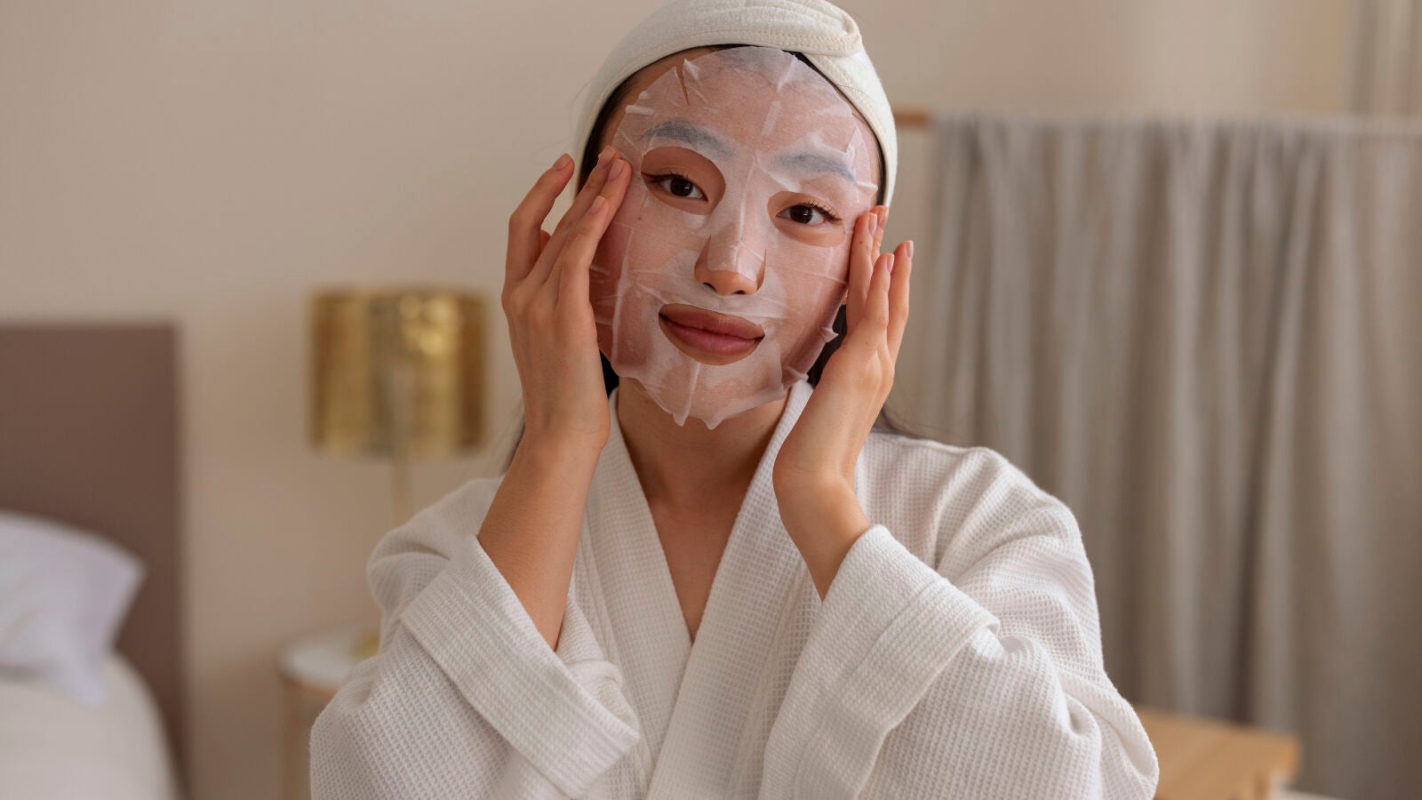 ¿Qué son las mascarillas que se vuelven transparentes? El secreto coreano para una glass skin