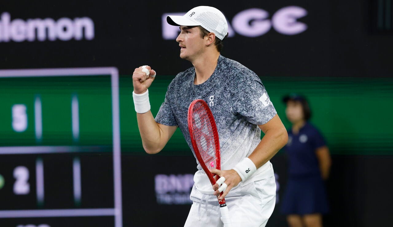 Joao Fonseca celebra un punto ante Tommy Paul