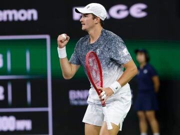 Joao Fonseca celebra un punto ante Tommy Paul