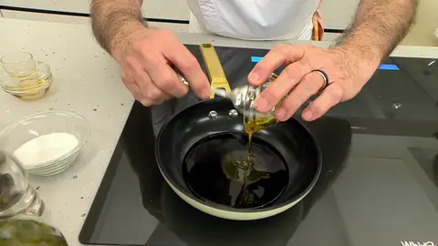 Para la vinagreta, pon la salsa de soja, el vinagre, el vino dulce y la miel en una sartén pequeña Para la vinagreta, pon la salsa de soja, el vinagre, el vino dulce y la miel en una sartén pequeña