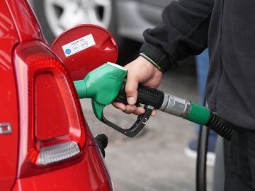 El precio del gas&oacute;leo se dispara 33 c&eacute;ntimos y la gasolina 17 c&eacute;ntimos en una semana, seg&uacute;n Facua
