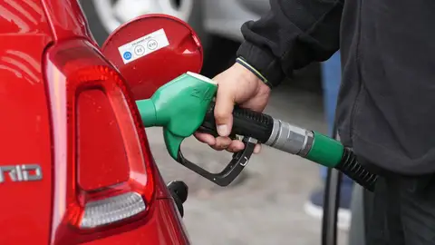 El precio del gasóleo se dispara 33 céntimos y la gasolina 17 céntimos en una semana, según Facua El precio del gasóleo se dispara 33 céntimos y la gasolina 17 céntimos en una semana, según Facua
