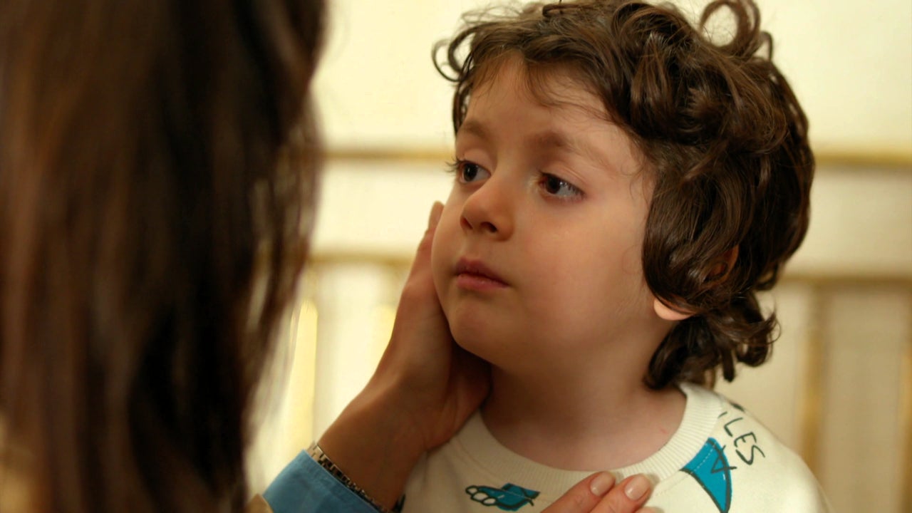 Alya se despide de su hijo entre mentiras para evitar causarle más dolor