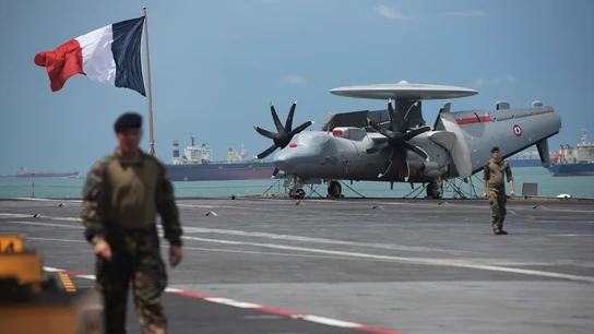 El avión E-2C Hawkeye sobre el portaviones Charles de Gaulle El avión E-2C Hawkeye sobre el portaviones Charles de Gaulle