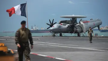 El avión E-2C Hawkeye sobre el portaviones Charles de Gaulle El avión E-2C Hawkeye sobre el portaviones Charles de Gaulle