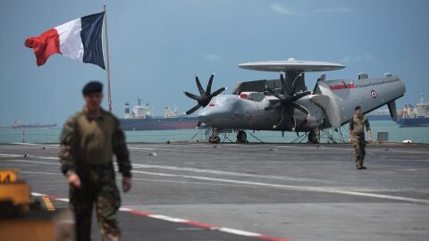 El avi&oacute;n E-2C Hawkeye sobre el portaviones Charles de Gaulle