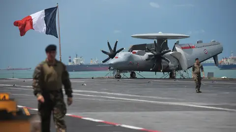 El avión E-2C Hawkeye sobre el portaviones Charles de Gaulle El avión E-2C Hawkeye sobre el portaviones Charles de Gaulle