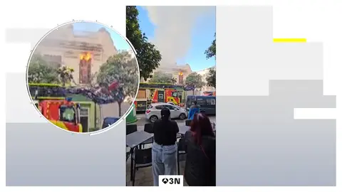 Rescatan a una persona de un incendio declarado en una vivienda en Valencia Rescatan a una persona de un incendio declarado en una vivienda en Valencia