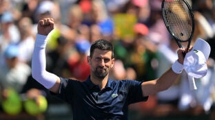 Novak Djokovic celebra la victoria ante Aleksandar Kovacevic