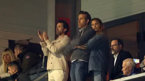 Ryan Reynolds y Blake Lively en la grada del partido Wrexham vs Chelsea Ryan Reynolds y Blake Lively en la grada del partido Wrexham vs Chelsea