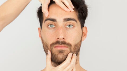 Hombre revisando sus rasgos faciales