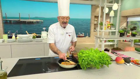 Introduce el pollo en la sartén y saltéalo Introduce el pollo en la sartén y saltéalo