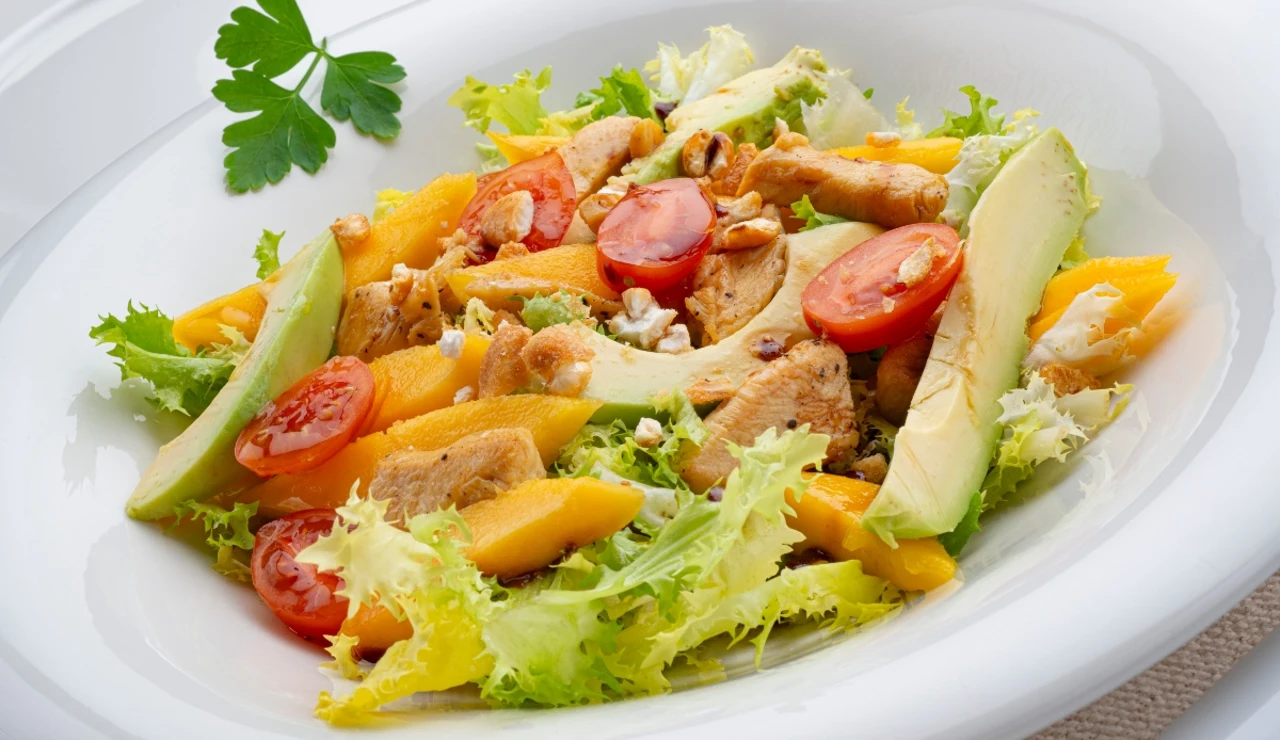 Ensalada de escarola y pollo con mango, de Arguiñano: con una vinagreta dulce y diferente