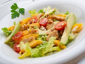 Ensalada de escarola y pollo con mango, de Argui&ntilde;ano: con una vinagreta dulce y diferente