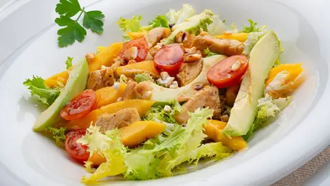 Ensalada de escarola y pollo con mango, de Arguiñano: con una vinagreta dulce y diferente Ensalada de escarola y pollo con mango, de Arguiñano: con una vinagreta dulce y diferente