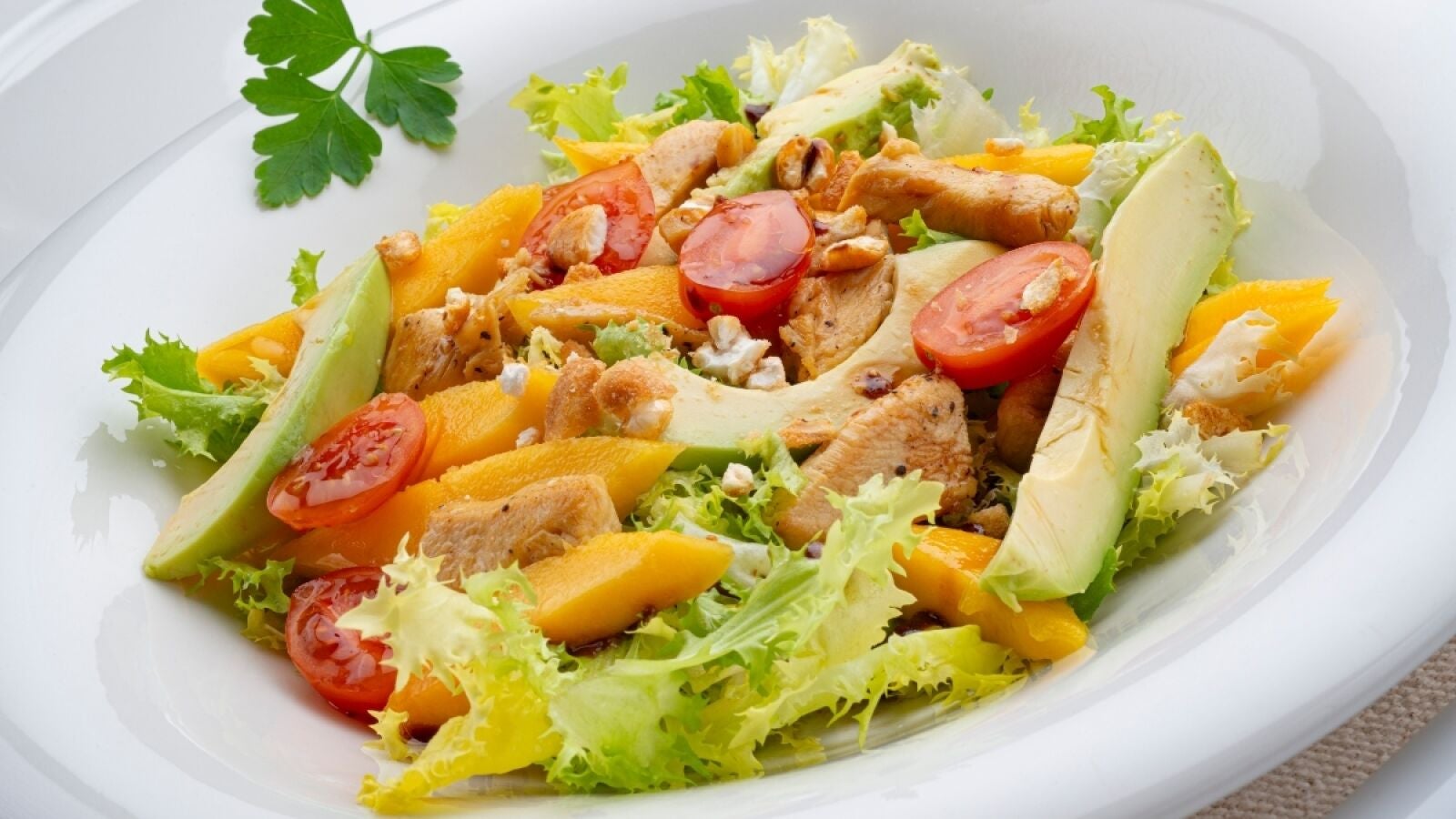 Ensalada de escarola y pollo con mango, de Arguiñano: con una vinagreta dulce y diferente