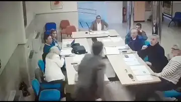 Un concejal del PSOE lanza un vaso al portavoz de Vox en Aranjuez Un concejal del PSOE lanza un vaso al portavoz de Vox en Aranjuez