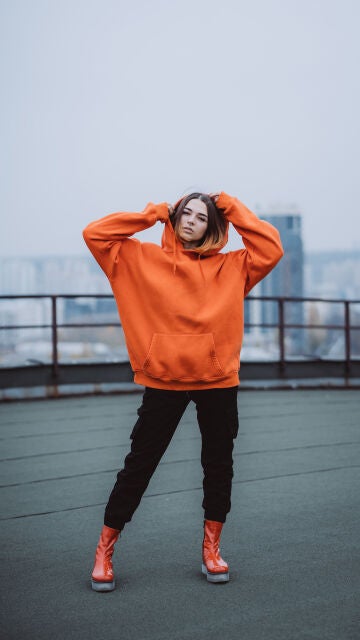 Mujer con un jersey oversize y pantalones ajustdos