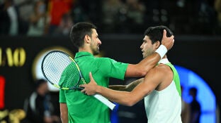 Djokovic y Alcaraz se saludan tras la final del Open de Australia 2026