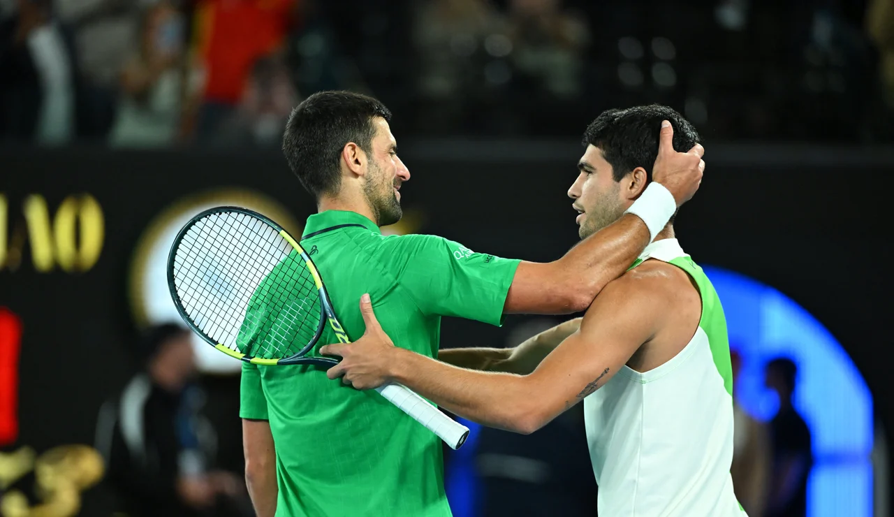 Djokovic y Alcaraz se saludan tras la final del Open de Australia 2026