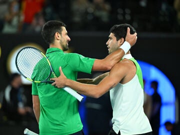 Djokovic y Alcaraz se saludan tras la final del Open de Australia 2026