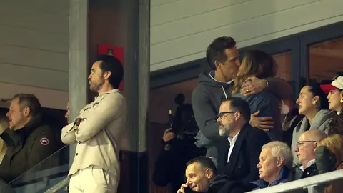 Ryan Reynolds y Blake Lively besándose en la grada del partido Wrexham vs Chelsea Ryan Reynolds y Blake Lively besándose en la grada del partido Wrexham vs Chelsea