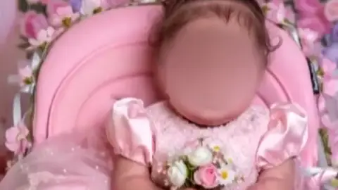 Muere la hija de una influencer por una bacteria días antes de cumplir un año Muere la hija de una influencer por una bacteria días antes de cumplir un año