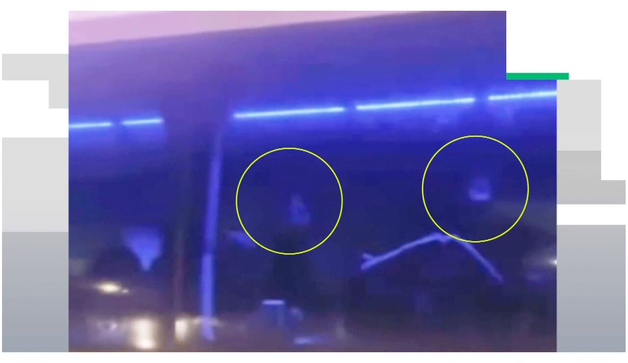 Dos futbolista iran&iacute;es realizan un supuesto gesto de auxilio desde el autob&uacute;s