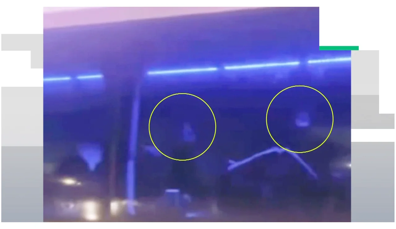 Dos futbolista iraníes realizan un supuesto gesto de auxilio desde el autobús