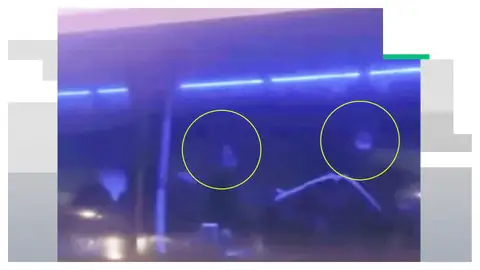 Dos futbolista iraníes realizan un supuesto gesto de auxilio desde el autobús Dos futbolista iraníes realizan un supuesto gesto de auxilio desde el autobús