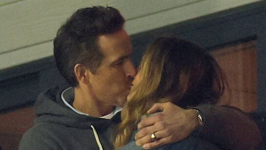 Ryan Reynolds y Blake Lively bes&aacute;ndose en la grada del partido Wrexham vs Chelsea