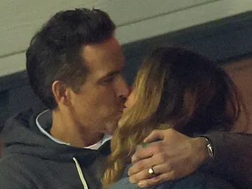 Ryan Reynolds y Blake Lively besándose en la grada del partido Wrexham vs Chelsea Ryan Reynolds y Blake Lively besándose en la grada del partido Wrexham vs Chelsea