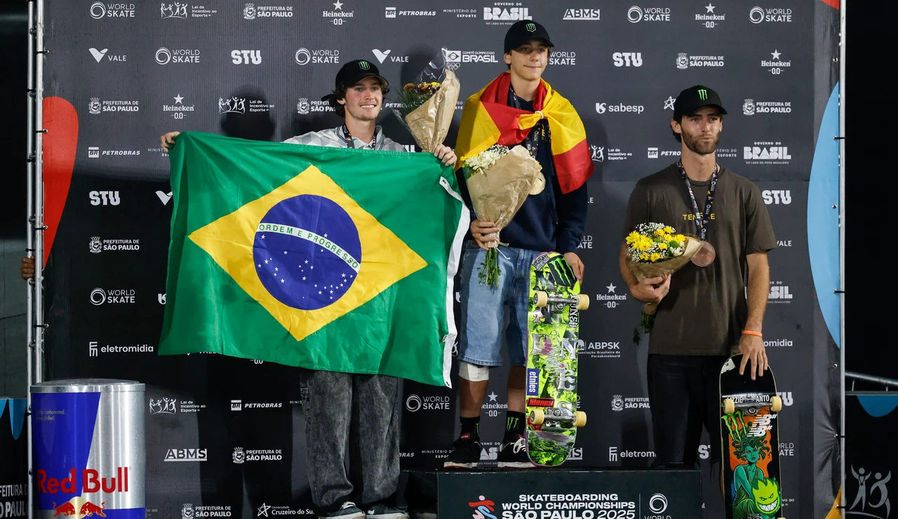 Egoitz Bijueska, en lo alto del podio y escoltado por Kalani Konig y Tom Schaar