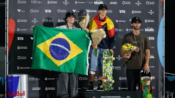 Egoitz Bijueska, en lo alto del podio y escoltado por Kalani Konig y Tom Schaar Egoitz Bijueska, en lo alto del podio y escoltado por Kalani Konig y Tom Schaar