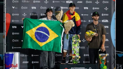 Egoitz Bijueska, en lo alto del podio y escoltado por Kalani Konig y Tom Schaar