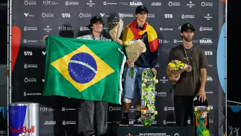 Egoitz Bijueska, en lo alto del podio y escoltado por Kalani Konig y Tom Schaar Egoitz Bijueska, en lo alto del podio y escoltado por Kalani Konig y Tom Schaar