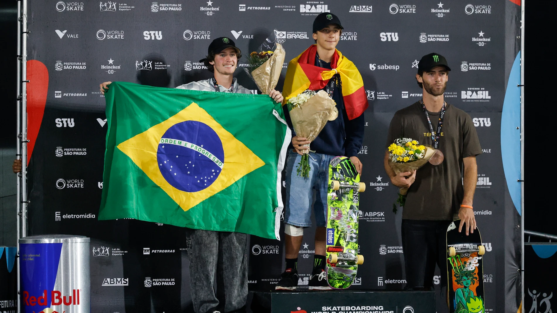 Egoitz Bijueska, en lo alto del podio y escoltado por Kalani Konig y Tom Schaar Egoitz Bijueska, en lo alto del podio y escoltado por Kalani Konig y Tom Schaar