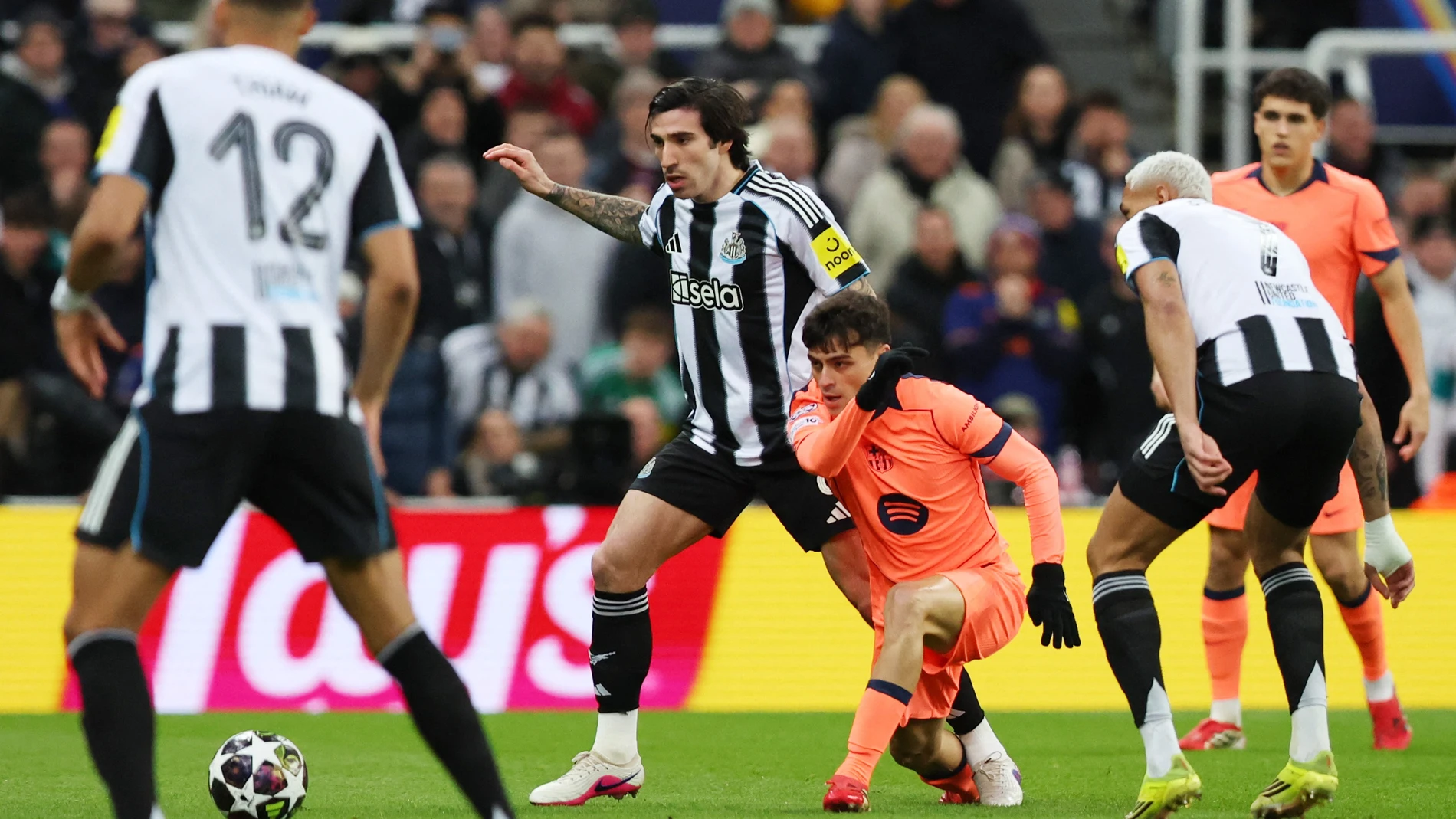 Pedri trata de jugar un balón ante el Newcastle Pedri trata de jugar un balón ante el Newcastle